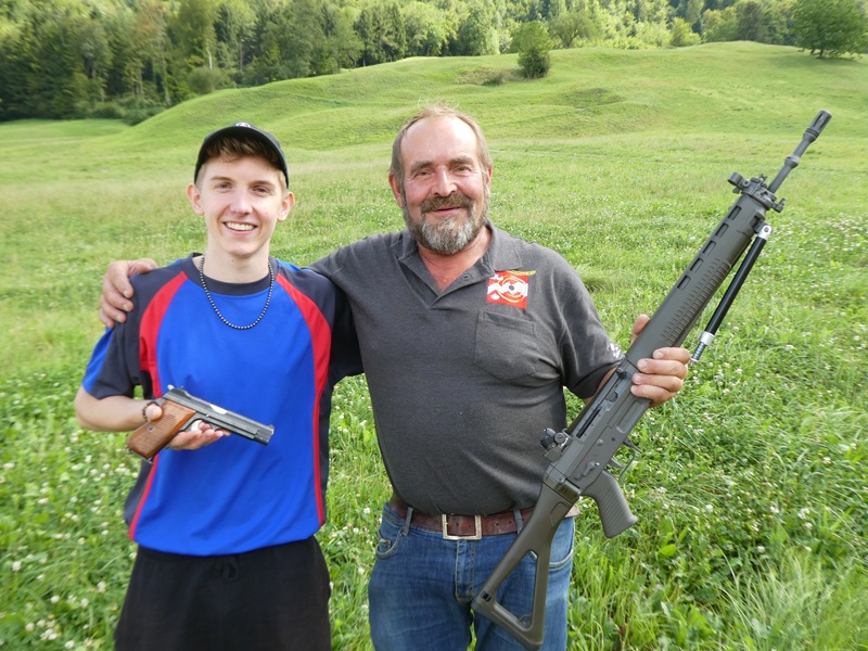 Janick Harri mit Pistole, Paul Waser mit Gewehr