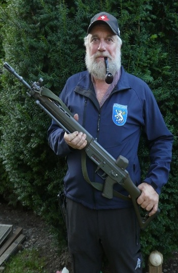Gewinner Roby Waser mit Gewehr